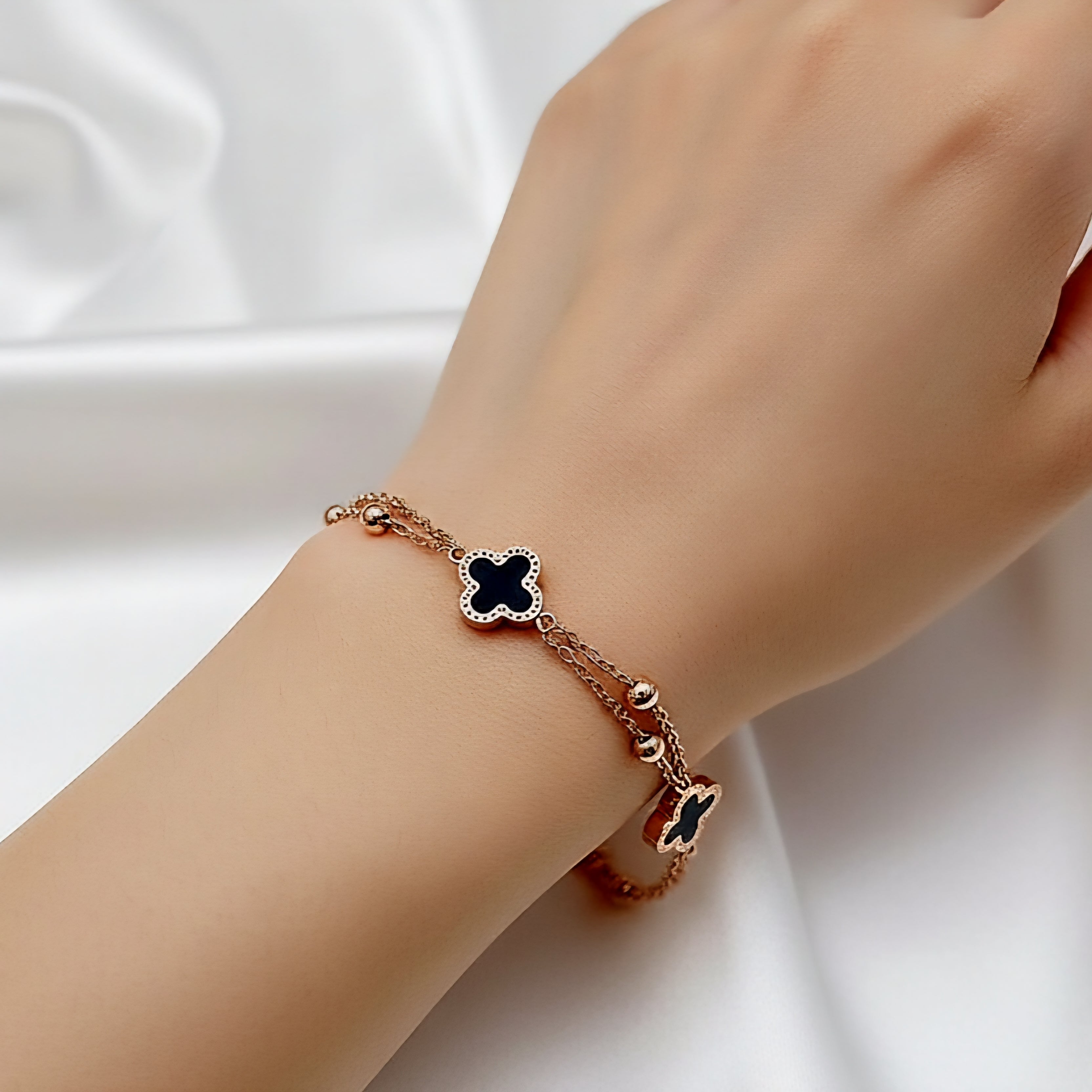 Rokassprādze "Black clover and balls"