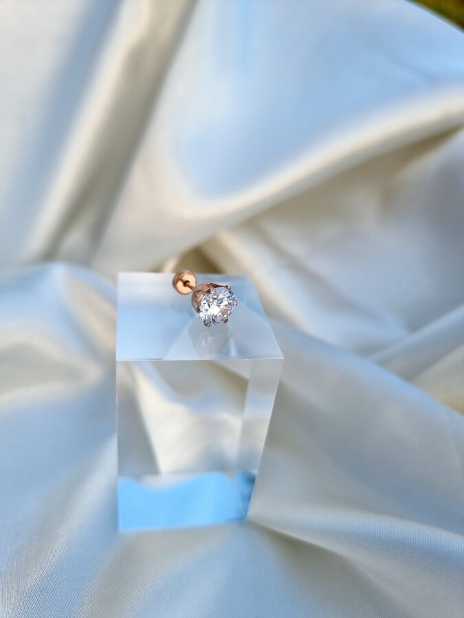 Apzeltīts pīrsings, neizraisa alerģiju, kvalitatīvi pīrsingi, neapsūbē, mitrumizturīgi. Drošs pirkums, ātra piegāde, plašs sortiments, vienkārša atgriešana. Deg…