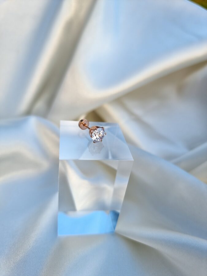 Apzeltīts pīrsings, neizraisa alerģiju, kvalitatīvi pīrsingi, neapsūbē, mitrumizturīgi. Drošs pirkums, ātra piegāde, plašs sortiments, vienkārša atgriešana. Deg…