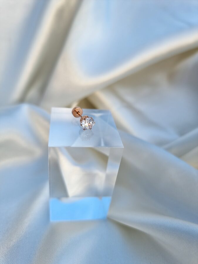 Apzeltīts pīrsings, neizraisa alerģiju, kvalitatīvi pīrsingi, neapsūbē, mitrumizturīgi. Drošs pirkums, ātra piegāde, plašs sortiments, vienkārša atgriešana. Deg…