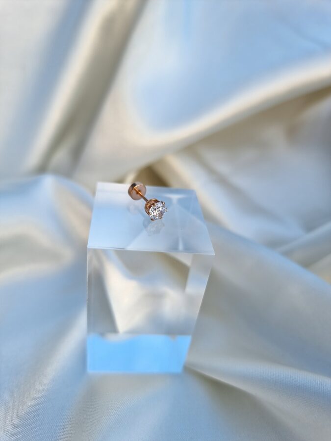 Apzeltīts pīrsings, neizraisa alerģiju, kvalitatīvi pīrsingi, neapsūbē, mitrumizturīgi. Drošs pirkums, ātra piegāde, plašs sortiments, vienkārša atgriešana. Deg…