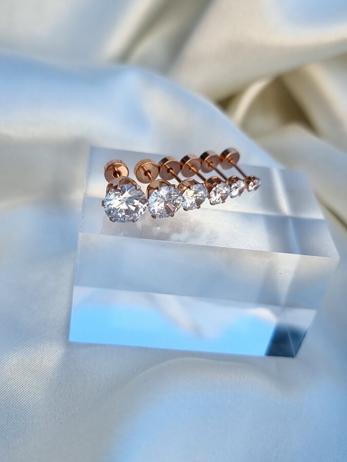 Apzeltīts pīrsings, neizraisa alerģiju, kvalitatīvi pīrsingi, neapsūbē, mitrumizturīgi. Drošs pirkums, ātra piegāde, plašs sortiments, vienkārša atgriešana. Deg…