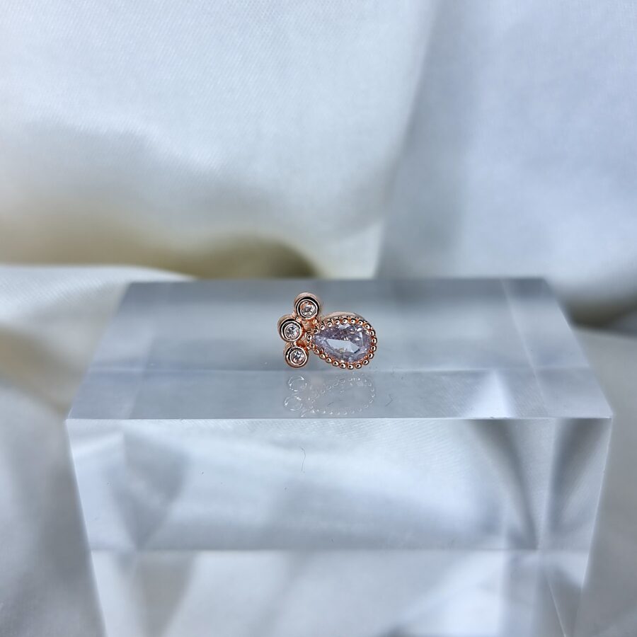 Apzeltīts pīrsings, neizraisa alerģiju, kvalitatīvi pīrsingi, neapsūbē, mitrumizturīgi. Drošs pirkums, ātra piegāde, plašs sortiments, vienkārša atgriešana. Deg…