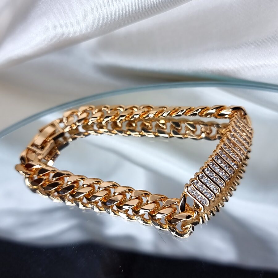 Apzeltīta rokassprādze, neizraisa alerģiju, kvalitatīva, neapsūbē. Drošs pirkums, ātra piegāde, plašs sortiments, vienkāršota atgriešana. Klasiska ķēdīte, rokas…