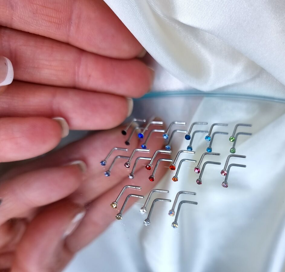 Apzeltīts pīrsings, neizraisa alerģiju, kvalitatīvi pīrsingi, neapsūbē, mitrumizturīgi. Drošs pirkums, ātra piegāde, plašs sortiments, vienkārša atgriešana. Deg…