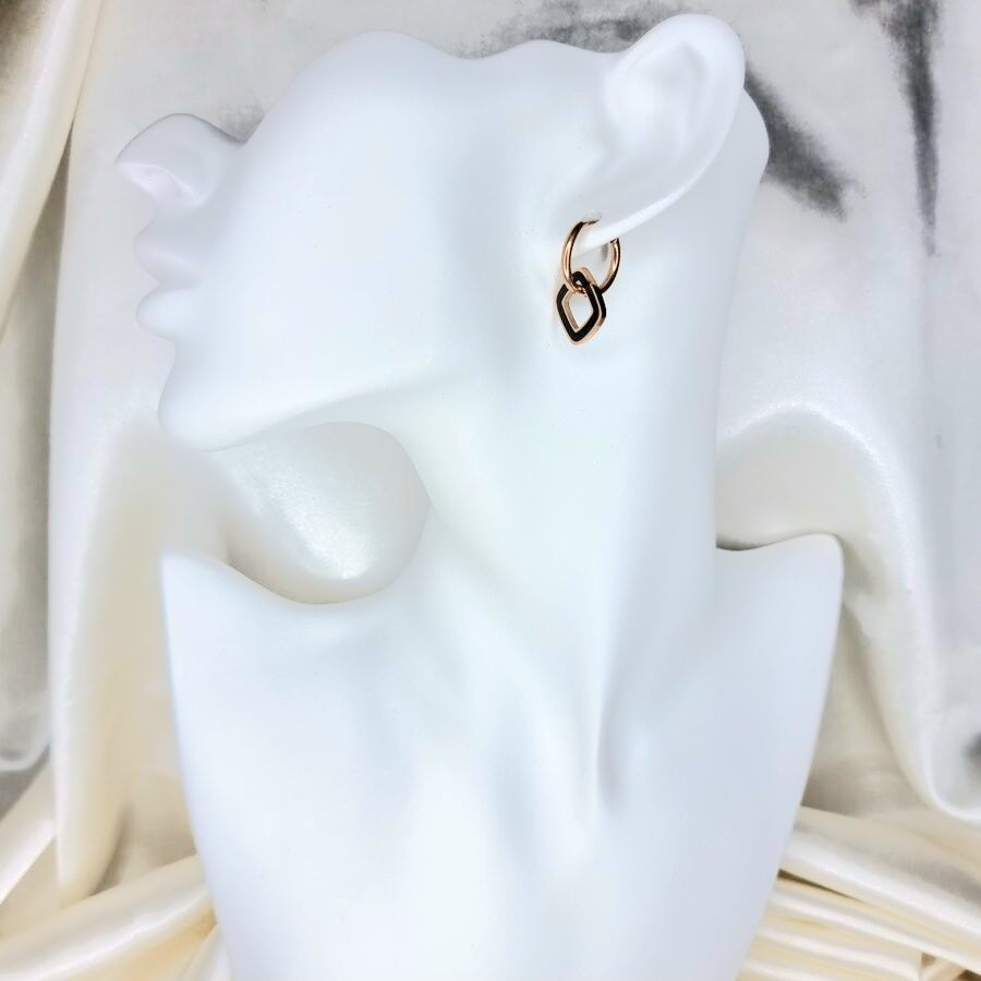 Apzeltīti auskari, neizraisa alerģiju, kvalitatīvi, neapsūbē, mitrumizturīgi. Drošs pirkums, ātra piegāde, plašs sortiments, vienkāršota atgriešana. Klasiski au…