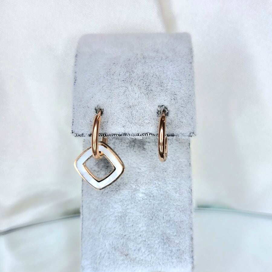 Apzeltīti auskari, neizraisa alerģiju, kvalitatīvi, neapsūbē, mitrumizturīgi. Drošs pirkums, ātra piegāde, plašs sortiments, vienkāršota atgriešana. Klasiski au…