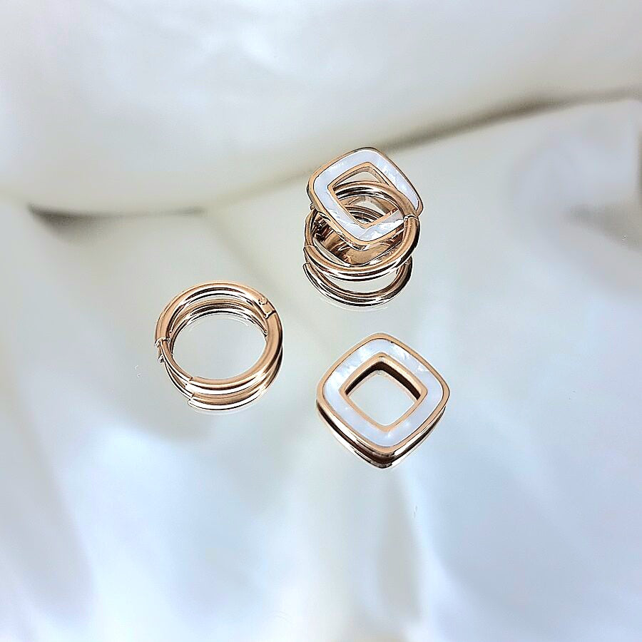 Apzeltīti auskari, neizraisa alerģiju, kvalitatīvi, neapsūbē, mitrumizturīgi. Drošs pirkums, ātra piegāde, plašs sortiments, vienkāršota atgriešana. Klasiski au…