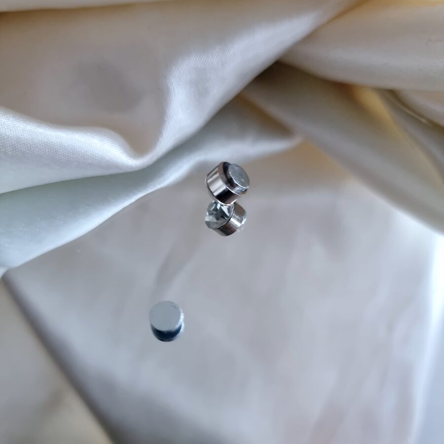 Apzeltīti auskari, neizraisa alerģiju, kvalitatīvi, neapsūbē, mitrumizturīgi. Drošs pirkums, ātra piegāde, plašs sortiments, vienkāršota atgriešana. Klasiski au…