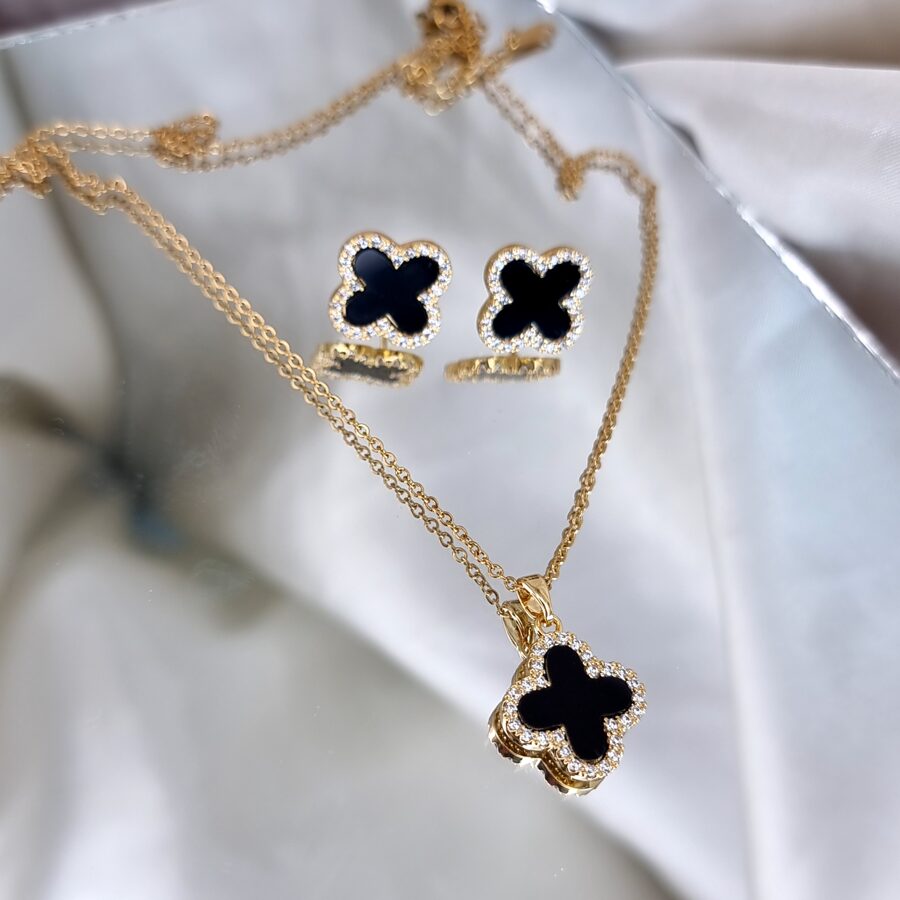 Apzeltīts rotu komplekts, neizraisa alerģiju, kvalitatīvs zelts, neapsūbē, mitrumizturīgs. Drošs pirkums, ātra piegāde, plašs sortiments, vienkāršota atgriešana. Lukss auskari, īpaši auskari ikdienai, kāzu rotas, skaistas rotas. Riņķīši, zelta auskari, medicīniskais zelts. Rotaslietas sievietei, moderni auskari,dāvana.