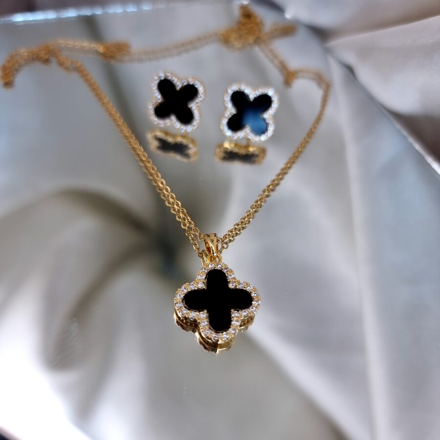 Apzeltīts rotu komplekts, neizraisa alerģiju, kvalitatīvs zelts, neapsūbē, mitrumizturīgs. Drošs pirkums, ātra piegāde, plašs sortiments, vienkāršota atgriešana. Lukss auskari, īpaši auskari ikdienai, kāzu rotas, skaistas rotas. Riņķīši, zelta auskari, medicīniskais zelts. Rotaslietas sievietei, moderni auskari,dāvana.