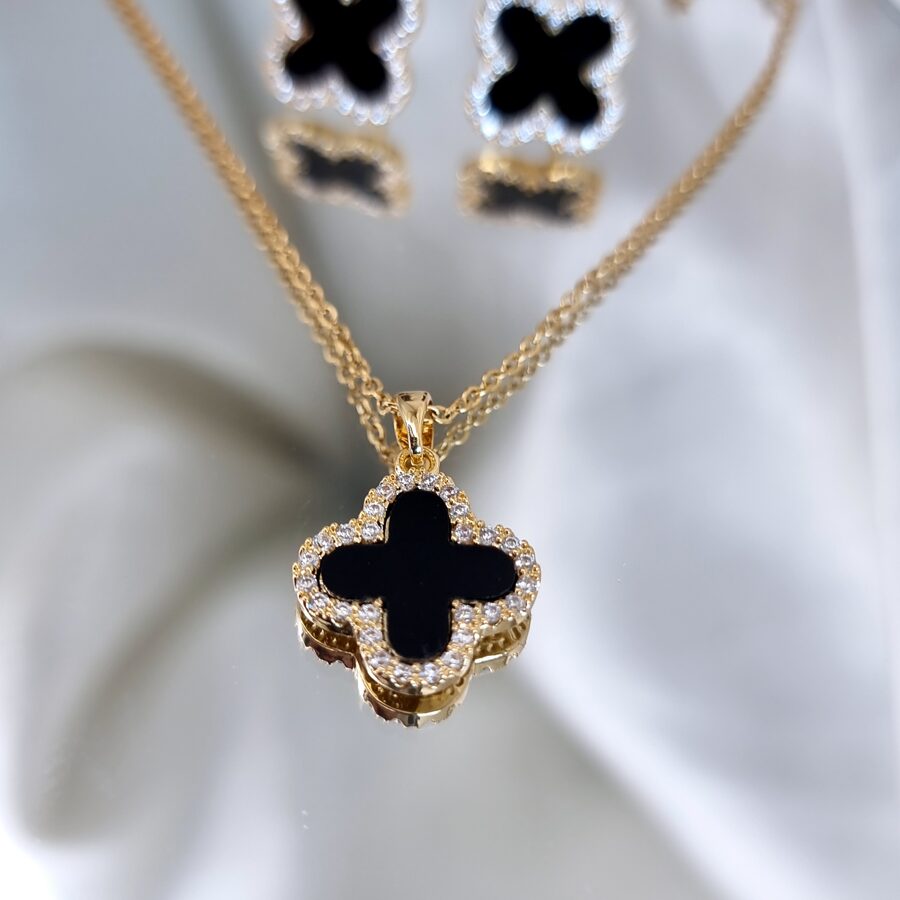 Apzeltīts rotu komplekts, neizraisa alerģiju, kvalitatīvs zelts, neapsūbē, mitrumizturīgs. Drošs pirkums, ātra piegāde, plašs sortiments, vienkāršota atgriešana. Lukss auskari, īpaši auskari ikdienai, kāzu rotas, skaistas rotas. Riņķīši, zelta auskari, medicīniskais zelts. Rotaslietas sievietei, moderni auskari,dāvana.