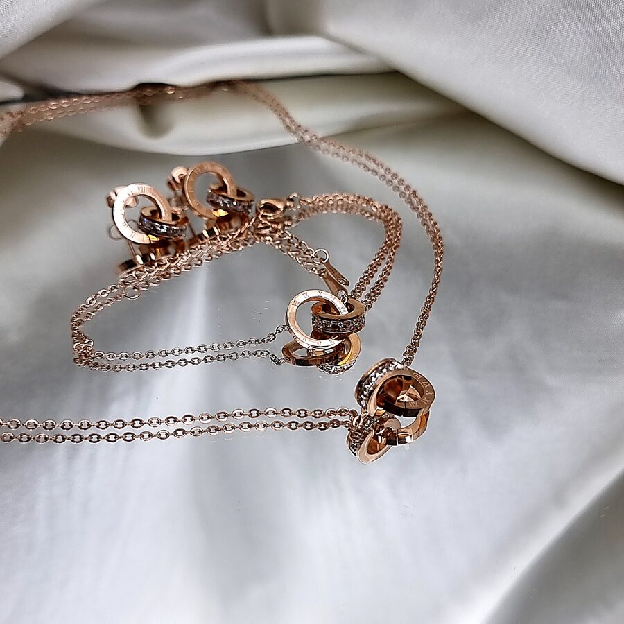 Apzeltīts rotu komplekts, neizraisa alerģiju, kvalitatīvs zelts, neapsūbē, mitrumizturīgs. Drošs pirkums, ātra piegāde, plašs sortiments, vienkāršota atgriešana…