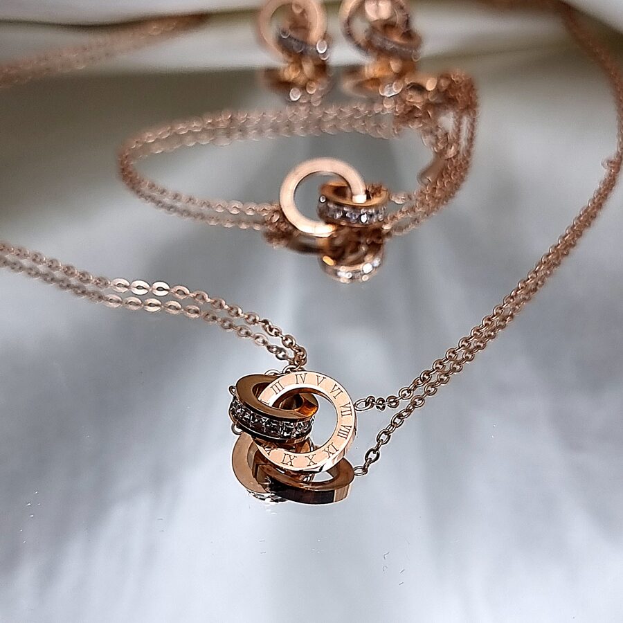 Apzeltīts rotu komplekts, neizraisa alerģiju, kvalitatīvs zelts, neapsūbē, mitrumizturīgs. Drošs pirkums, ātra piegāde, plašs sortiments, vienkāršota atgriešana…