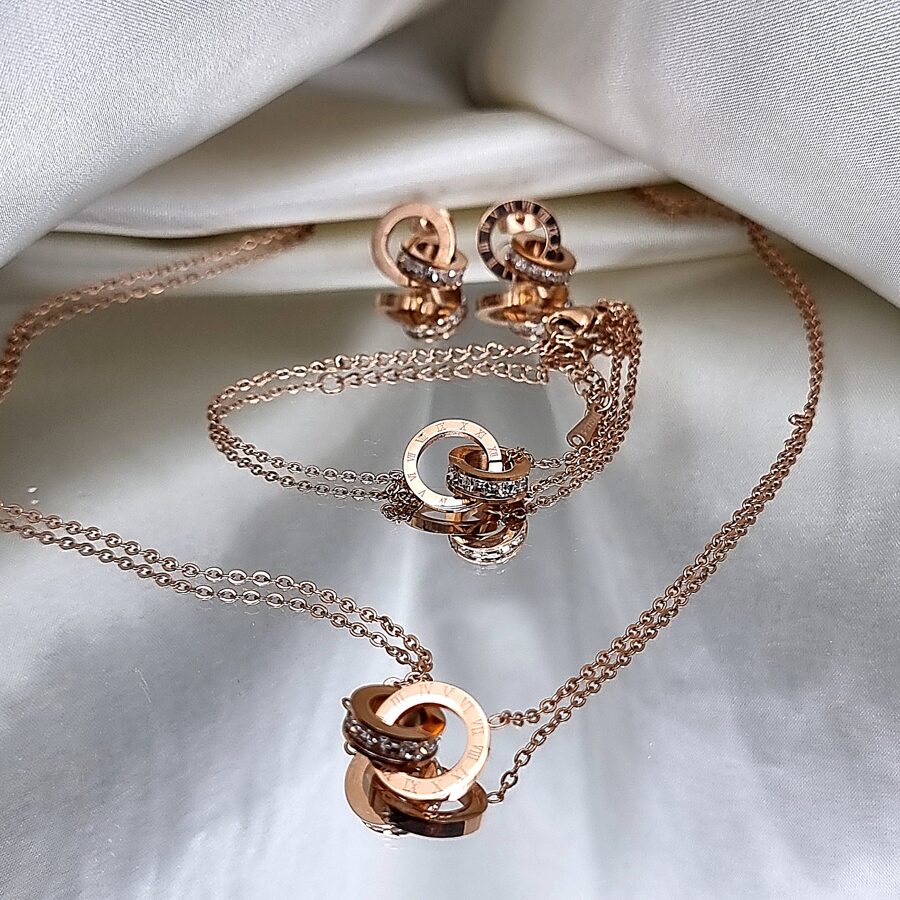 Apzeltīts rotu komplekts, neizraisa alerģiju, kvalitatīvs zelts, neapsūbē, mitrumizturīgs. Drošs pirkums, ātra piegāde, plašs sortiments, vienkāršota atgriešana…