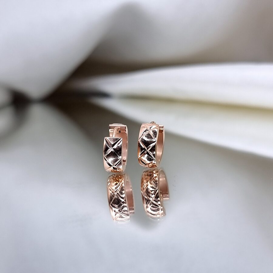 Apzeltīti auskari, neizraisa alerģiju, kvalitatīvi, neapsūbē, mitrumizturīgi. Drošs pirkums, ātra piegāde, plašs sortiments, vienkāršota atgriešana. Klasiski auskari, auskari ikdienai, auskari kāzām, bērniem. Riņķīši, zelta auskari, medicīniskais zelts. Rotaslietas sievietei, moderni auskari, gaumīgi auskari, dāvana.