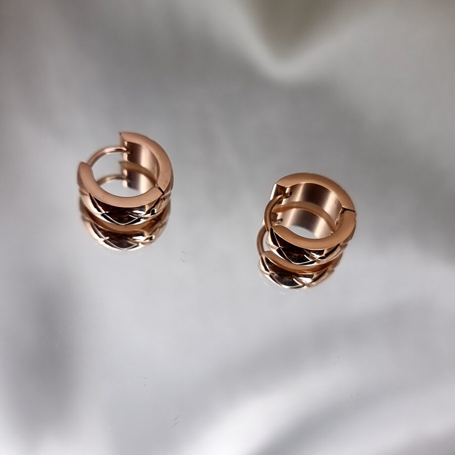 Apzeltīti auskari, neizraisa alerģiju, kvalitatīvi, neapsūbē, mitrumizturīgi. Drošs pirkums, ātra piegāde, plašs sortiments, vienkāršota atgriešana. Klasiski auskari, auskari ikdienai, auskari kāzām, bērniem. Riņķīši, zelta auskari, medicīniskais zelts. Rotaslietas sievietei, moderni auskari, gaumīgi auskari, dāvana.