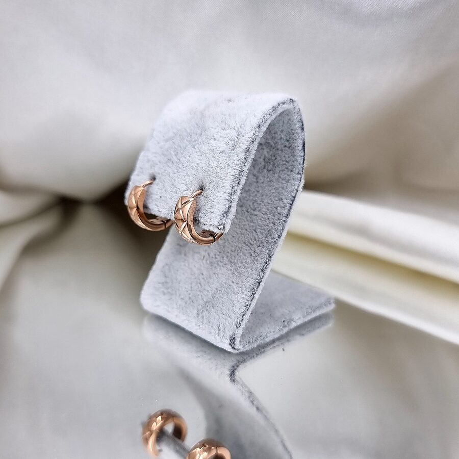 Apzeltīti auskari, neizraisa alerģiju, kvalitatīvi, neapsūbē, mitrumizturīgi. Drošs pirkums, ātra piegāde, plašs sortiments, vienkāršota atgriešana. Klasiski auskari, auskari ikdienai, auskari kāzām, bērniem. Riņķīši, zelta auskari, medicīniskais zelts. Rotaslietas sievietei, moderni auskari, gaumīgi auskari, dāvana.