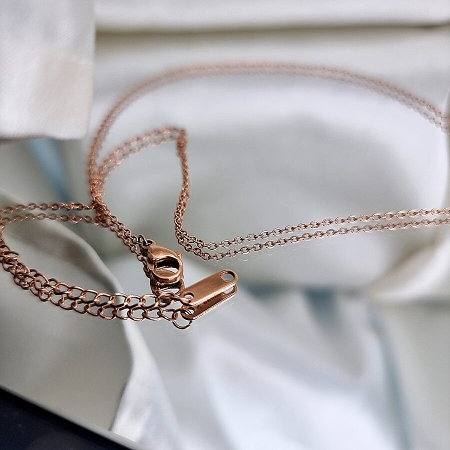 Apzeltīta ķēdīte, neizraisa alerģiju, kvalitatīva, neapsūbē. Drošs pirkums, ātra piegāde, plašs sortiments, vienkārša atgriešana. Klasiskā ķēdīte, kaklarota i…