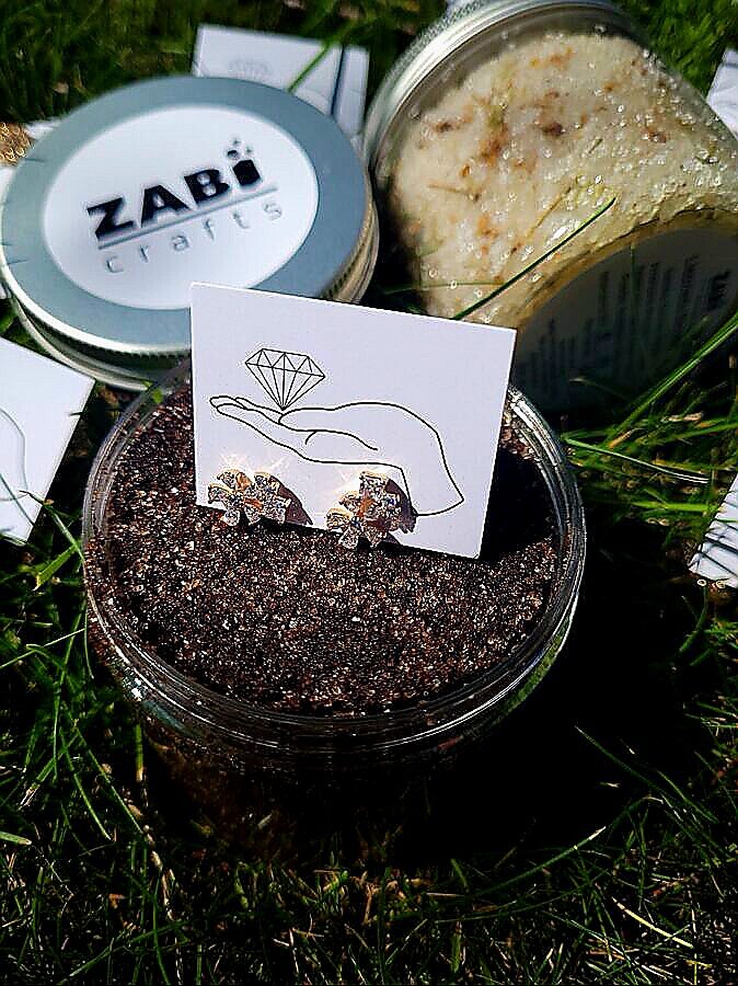 Maigais cukura skrubis, ar pārsteigumu - sadarbībā ar Zabi Crafts! Cukura skrubis dažādos aromātos būs tas, ko meklē savam mājas SPA! Katrā skrubja burciņā atra…