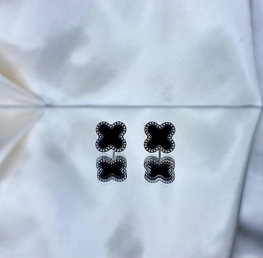 Apzeltīti auskari, neizraisa alerģiju, kvalitatīvi, neapsūbē, mitrumizturīgi. Drošs pirkums, ātra piegāde, plašs sortiments, vienkāršota atgriešana. Klasiski auskari, auskari ikdienai, auskari kāzām, bērniem. Riņķīši, zelta auskari, medicīniskais zelts. Rotaslietas sievietei, moderni auskari, gaumīgi auskari, dāvana.