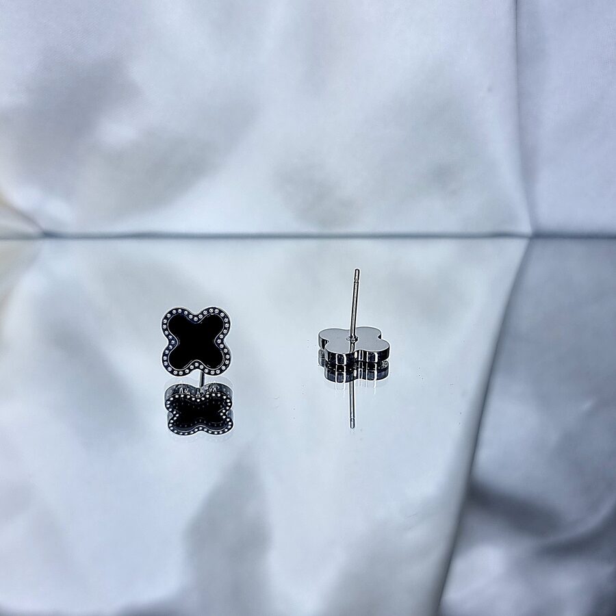 Apzeltīti auskari, neizraisa alerģiju, kvalitatīvi, neapsūbē, mitrumizturīgi. Drošs pirkums, ātra piegāde, plašs sortiments, vienkāršota atgriešana. Klasiski auskari, auskari ikdienai, auskari kāzām, bērniem. Riņķīši, zelta auskari, medicīniskais zelts. Rotaslietas sievietei, moderni auskari, gaumīgi auskari, dāvana.