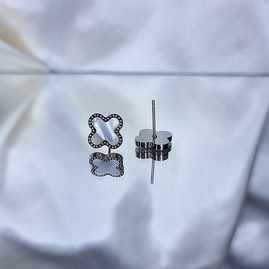 Apzeltīti auskari, neizraisa alerģiju, kvalitatīvi, neapsūbē, mitrumizturīgi. Drošs pirkums, ātra piegāde, plašs sortiments, vienkāršota atgriešana. Klasiski auskari, auskari ikdienai, auskari kāzām, bērniem. Riņķīši, zelta auskari, medicīniskais zelts. Rotaslietas sievietei, moderni auskari, gaumīgi auskari, dāvana.