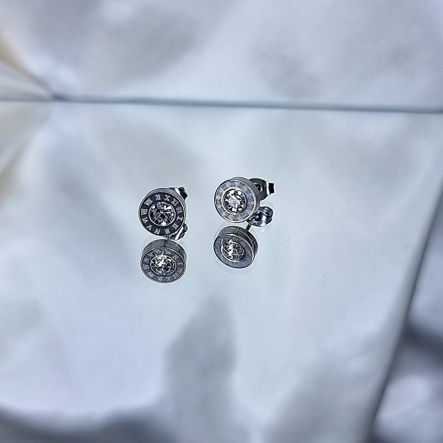 Apzeltīti auskari, neizraisa alerģiju, kvalitatīvi, neapsūbē, mitrumizturīgi. Drošs pirkums, ātra piegāde, plašs sortiments, vienkāršota atgriešana. Klasiski auskari, auskari ikdienai, auskari kāzām, bērniem. Riņķīši, zelta auskari, medicīniskais zelts. Rotaslietas sievietei, moderni auskari, gaumīgi auskari, dāvana.