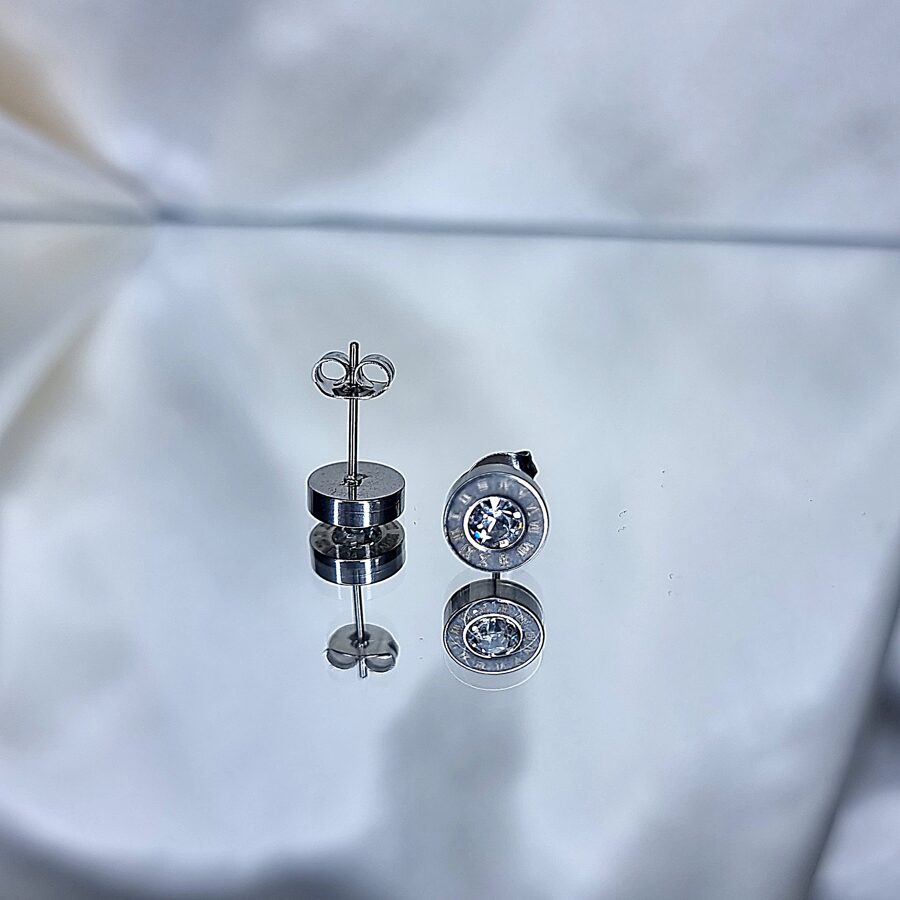 Apzeltīti auskari, neizraisa alerģiju, kvalitatīvi, neapsūbē, mitrumizturīgi. Drošs pirkums, ātra piegāde, plašs sortiments, vienkāršota atgriešana. Klasiski auskari, auskari ikdienai, auskari kāzām, bērniem. Riņķīši, zelta auskari, medicīniskais zelts. Rotaslietas sievietei, moderni auskari, gaumīgi auskari, dāvana.