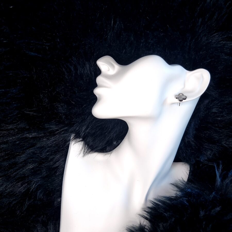 Apzeltīti auskari, neizraisa alerģiju, kvalitatīvi, neapsūbē, mitrumizturīgi. Drošs pirkums, ātra piegāde, plašs sortiments, vienkāršota atgriešana. Klasiski auskari, auskari ikdienai, auskari kāzām, bērniem. Riņķīši, zelta auskari, medicīniskais zelts. Rotaslietas sievietei, moderni auskari, gaumīgi auskari, dāvana.