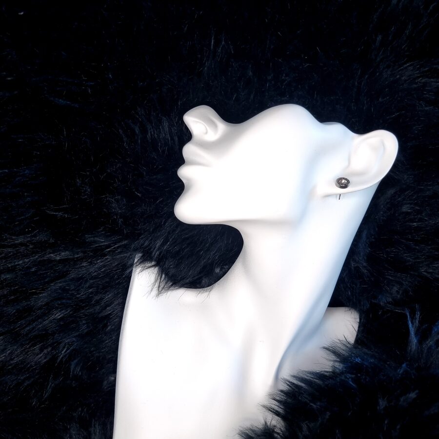 Apzeltīti auskari, neizraisa alerģiju, kvalitatīvi, neapsūbē, mitrumizturīgi. Drošs pirkums, ātra piegāde, plašs sortiments, vienkāršota atgriešana. Klasiski auskari, auskari ikdienai, auskari kāzām, bērniem. Riņķīši, zelta auskari, medicīniskais zelts. Rotaslietas sievietei, moderni auskari, gaumīgi auskari, dāvana.