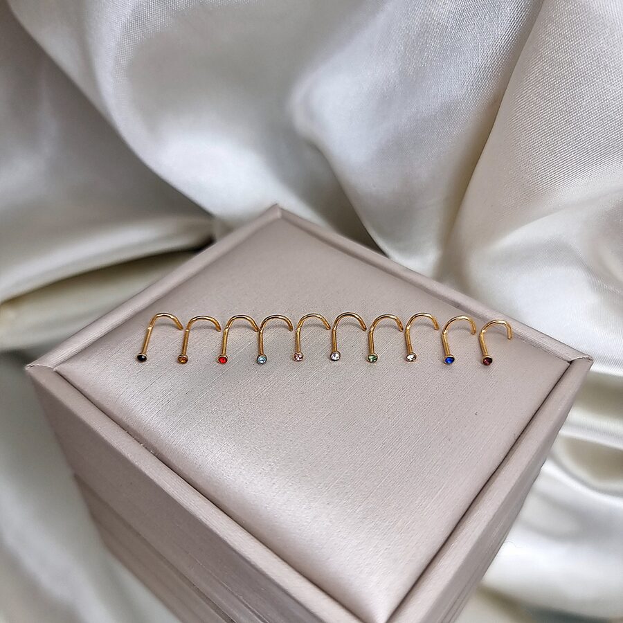 Apzeltīts pīrsings, neizraisa alerģiju, kvalitatīvi pīrsingi, neapsūbē, mitrumizturīgi. Drošs pirkums, ātra piegāde, plašs sortiments, vienkārša atgriešana. Deg…