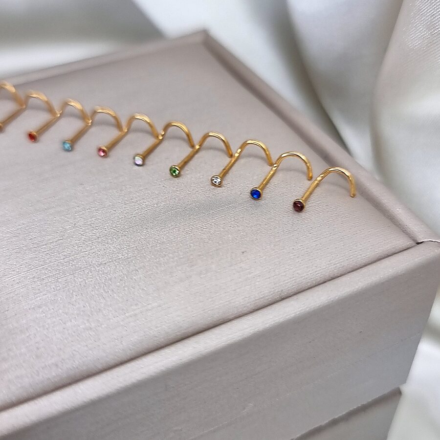 Apzeltīts pīrsings, neizraisa alerģiju, kvalitatīvi pīrsingi, neapsūbē, mitrumizturīgi. Drošs pirkums, ātra piegāde, plašs sortiments, vienkārša atgriešana. Deg…