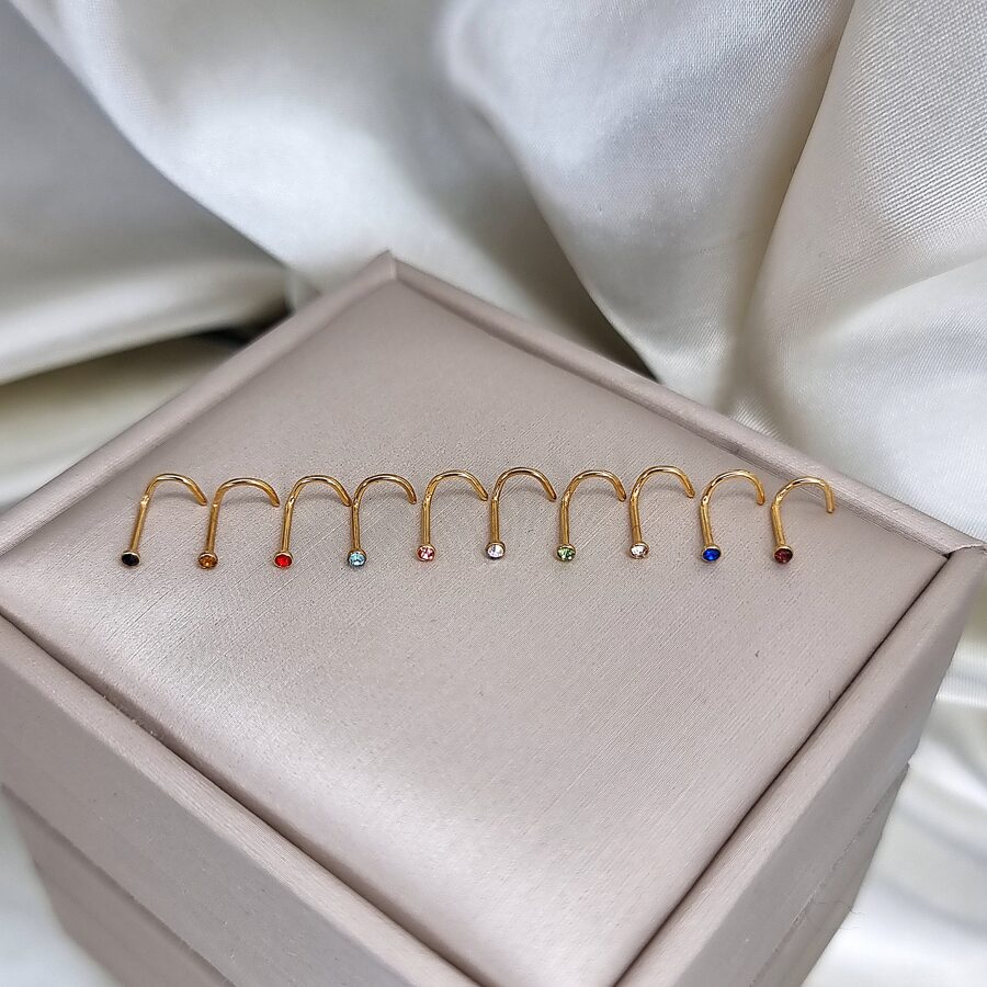 Apzeltīts pīrsings, neizraisa alerģiju, kvalitatīvi pīrsingi, neapsūbē, mitrumizturīgi. Drošs pirkums, ātra piegāde, plašs sortiments, vienkārša atgriešana. Deg…