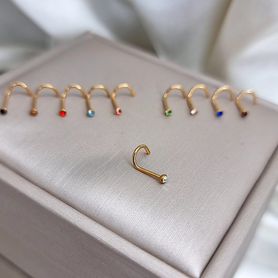 Apzeltīts pīrsings, neizraisa alerģiju, kvalitatīvi pīrsingi, neapsūbē, mitrumizturīgi. Drošs pirkums, ātra piegāde, plašs sortiments, vienkārša atgriešana. Deg…