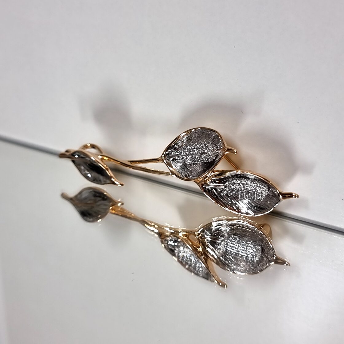 Apzeltīta piespraude, neizraisa alerģiju, kvalitatīva broša, neapsūbē, mitrumizturīga. Drošs pirkums, ātra piegāde, plašs sortiments, vienkāršota atgriešana. Kl…