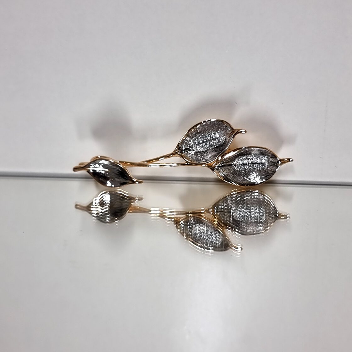 Apzeltīta piespraude, neizraisa alerģiju, kvalitatīva broša, neapsūbē, mitrumizturīga. Drošs pirkums, ātra piegāde, plašs sortiments, vienkāršota atgriešana. Kl…