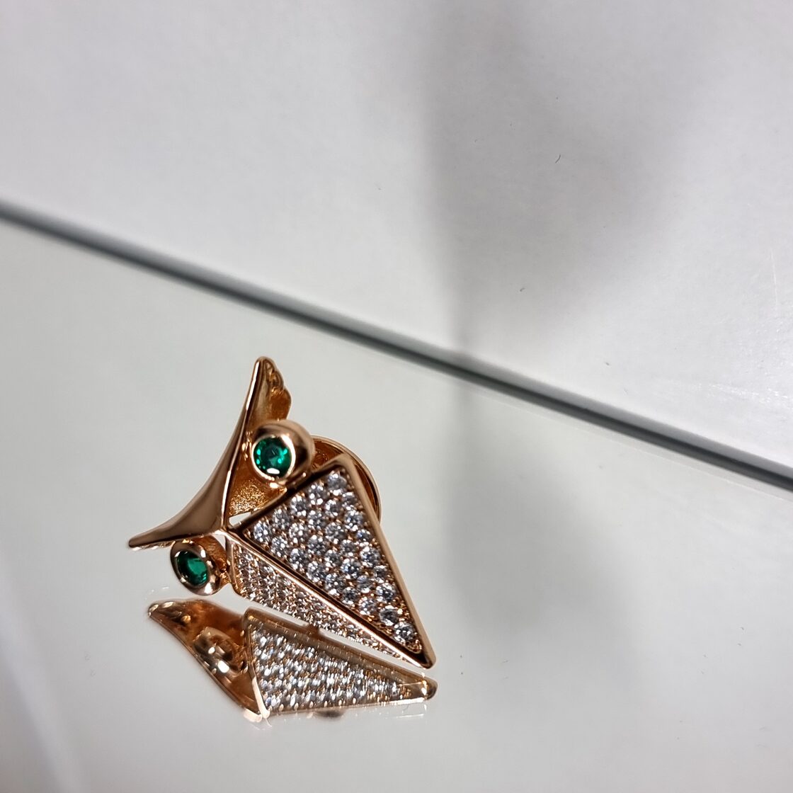 Apzeltīta piespraude, neizraisa alerģiju, kvalitatīva broša, neapsūbē, mitrumizturīga. Drošs pirkums, ātra piegāde, plašs sortiments, vienkāršota atgriešana. Kl…