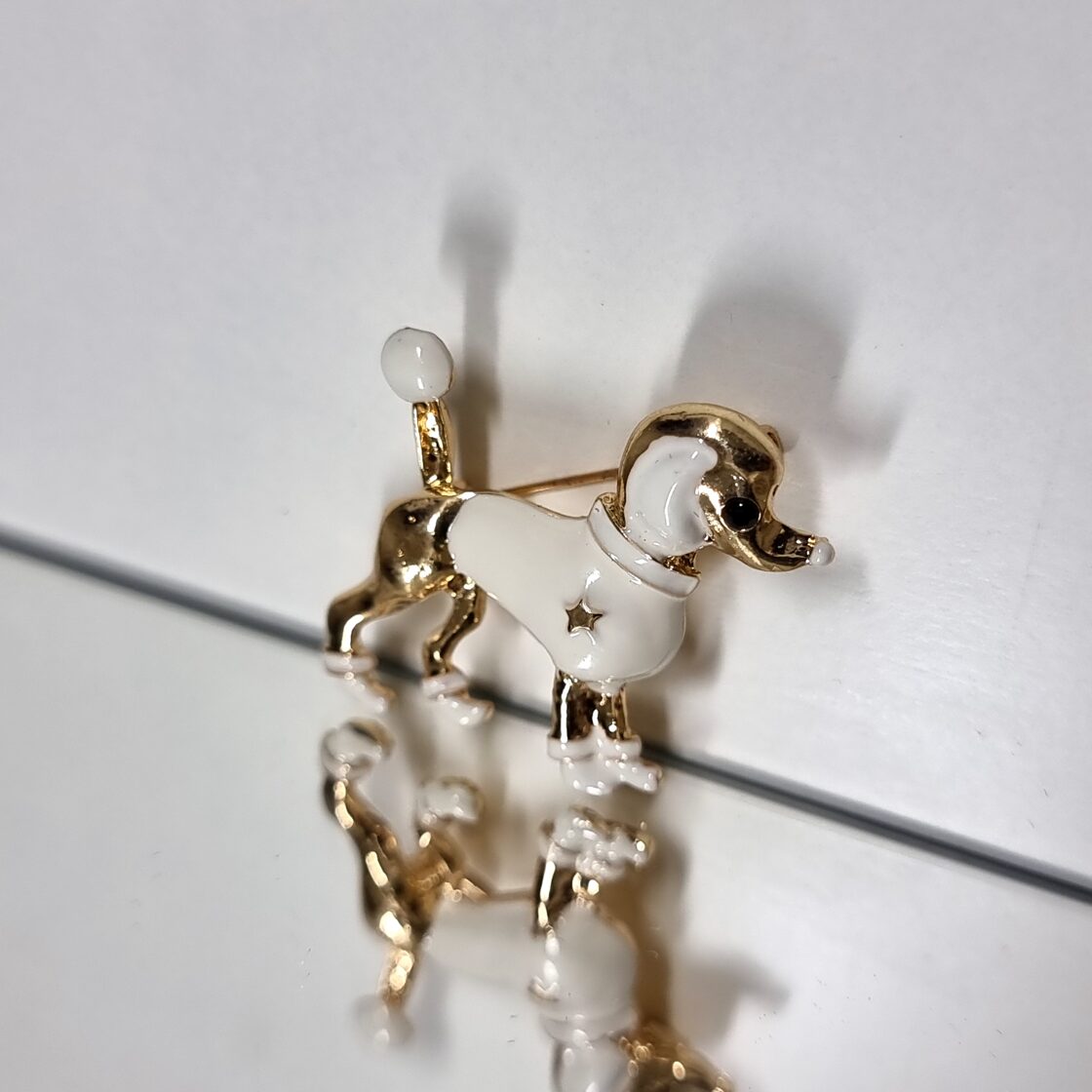 Apzeltīta piespraude, neizraisa alerģiju, kvalitatīva broša, neapsūbē, mitrumizturīga. Drošs pirkums, ātra piegāde, plašs sortiments, vienkāršota atgriešana. Kl…