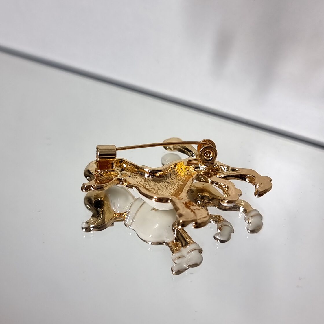 Apzeltīta piespraude, neizraisa alerģiju, kvalitatīva broša, neapsūbē, mitrumizturīga. Drošs pirkums, ātra piegāde, plašs sortiments, vienkāršota atgriešana. Kl…