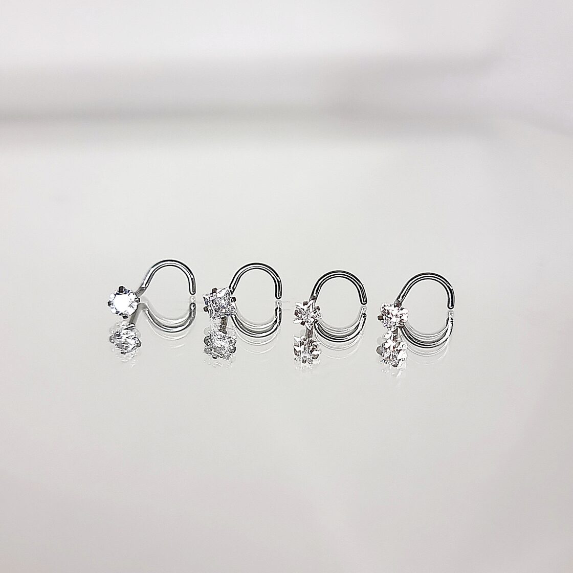 Apzeltīts pīrsings, neizraisa alerģiju, kvalitatīvi pīrsingi, neapsūbē, mitrumizturīgi. Drošs pirkums, ātra piegāde, plašs sortiments, vienkārša atgriešana. Deg…