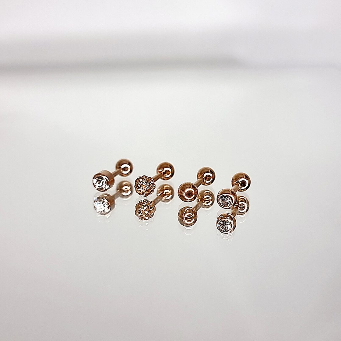 Apzeltīts pīrsings, neizraisa alerģiju, kvalitatīvi pīrsingi, neapsūbē, mitrumizturīgi. Drošs pirkums, ātra piegāde, plašs sortiments, vienkārša atgriešana. Deg…