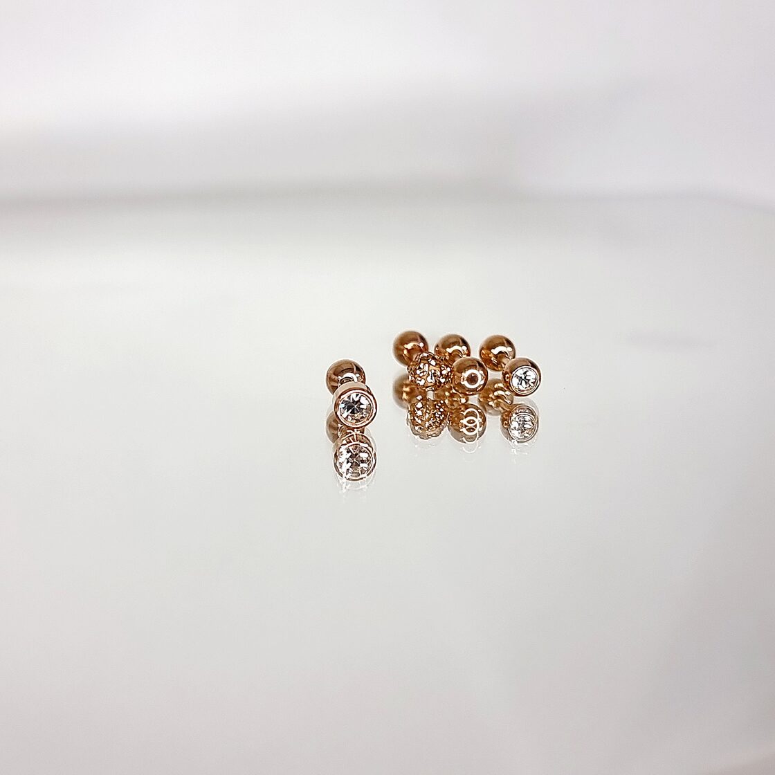 Apzeltīts pīrsings, neizraisa alerģiju, kvalitatīvi pīrsingi, neapsūbē, mitrumizturīgi. Drošs pirkums, ātra piegāde, plašs sortiments, vienkārša atgriešana. Deg…