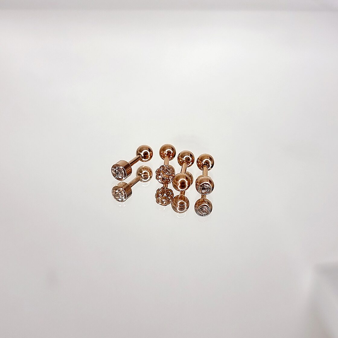 Apzeltīts pīrsings, neizraisa alerģiju, kvalitatīvi pīrsingi, neapsūbē, mitrumizturīgi. Drošs pirkums, ātra piegāde, plašs sortiments, vienkārša atgriešana. Deg…