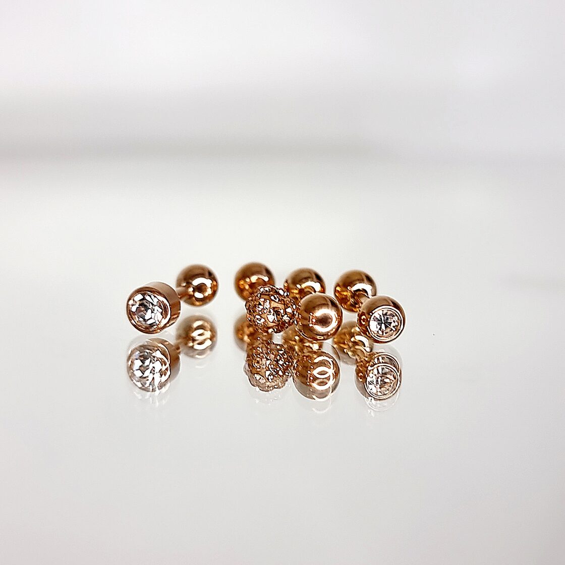 Apzeltīts pīrsings, neizraisa alerģiju, kvalitatīvi pīrsingi, neapsūbē, mitrumizturīgi. Drošs pirkums, ātra piegāde, plašs sortiments, vienkārša atgriešana. Deg…