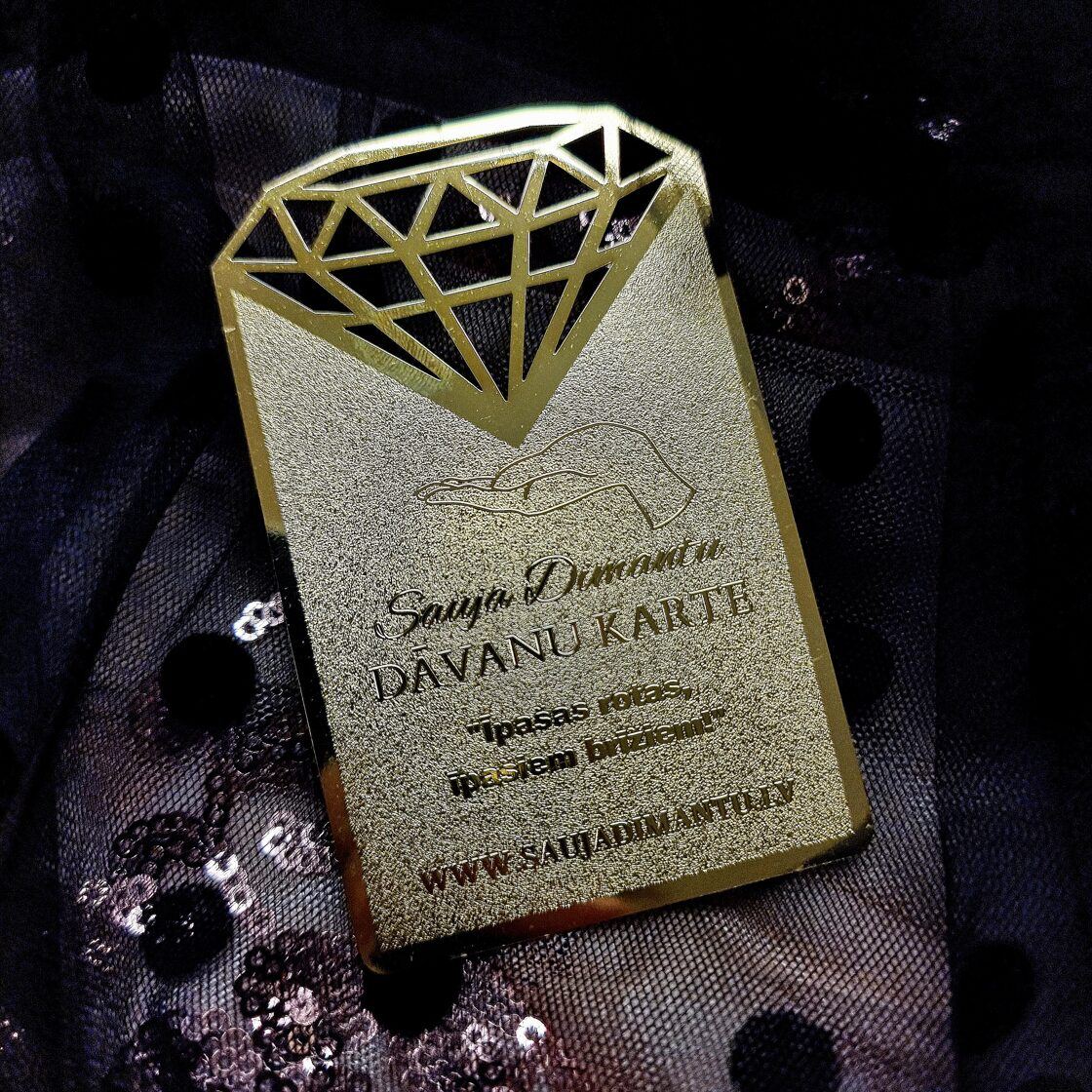 Dāvanu karte, vislabākā dāvana sievai, dāvana mīļajai, apzeltītas rotas, apzeltīti auskari, apzeltīta rokassprādze, apzeltīta ķēdīte. Dāvana dzimšanas dienā, dāvana kāzu jubilejā, dāvana sievietei, dāvana meitai, dāvana māsai, dāvana draudzenei, dāvana sev. Zelta auskari, zelta ķēdīte, zelta rokassprādze.