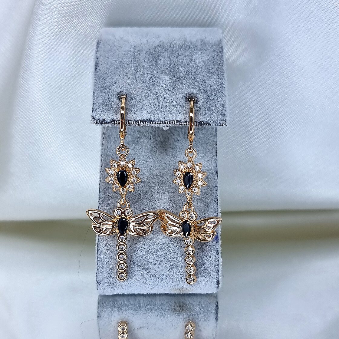 Apzeltīti auskari, neizraisa alerģiju, kvalitatīvi, neapsūbē, mitrumizturīgi. Drošs pirkums, ātra piegāde, plašs sortiments, vienkāršota atgriešana. Klasiski auskari, auskari ikdienai, auskari kāzām, bērniem. Riņķīši, zelta auskari, medicīniskais zelts. Rotaslietas sievietei, moderni auskari, gaumīgi auskari, dāvana.