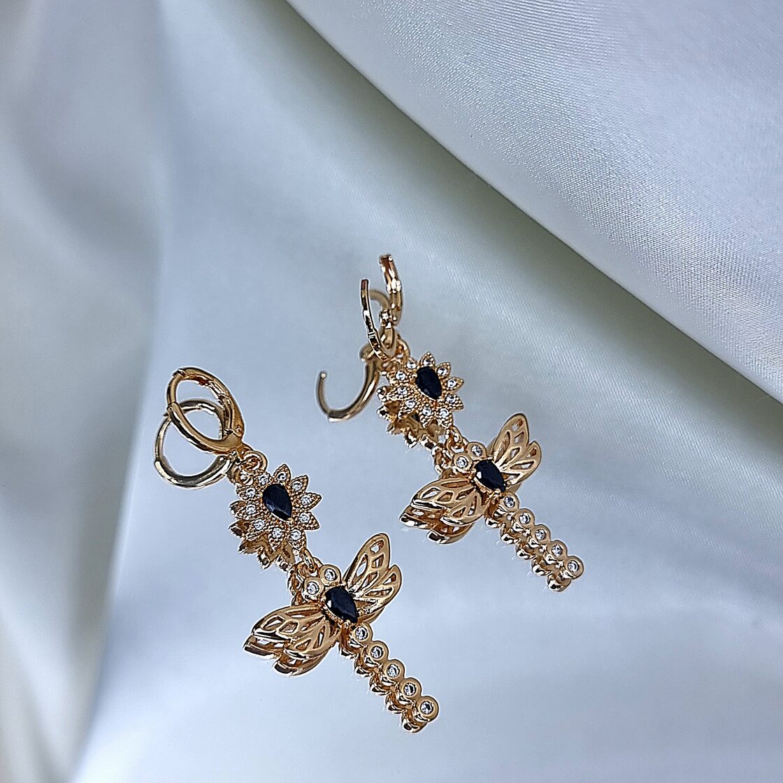 Apzeltīti auskari, neizraisa alerģiju, kvalitatīvi, neapsūbē, mitrumizturīgi. Drošs pirkums, ātra piegāde, plašs sortiments, vienkāršota atgriešana. Klasiski auskari, auskari ikdienai, auskari kāzām, bērniem. Riņķīši, zelta auskari, medicīniskais zelts. Rotaslietas sievietei, moderni auskari, gaumīgi auskari, dāvana.