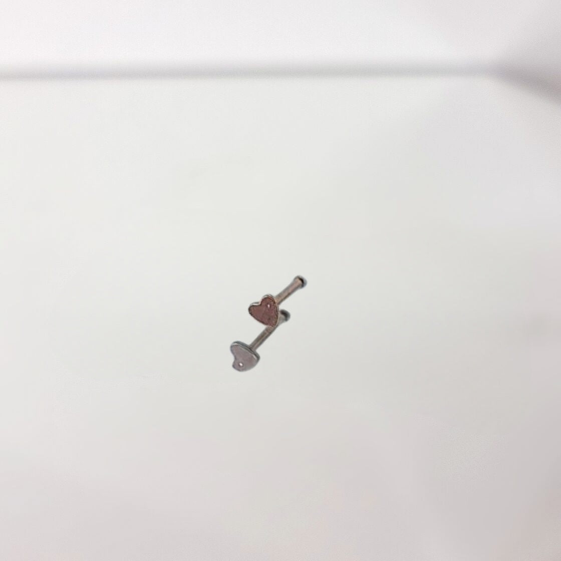 Apzeltīts pīrsings, neizraisa alerģiju, kvalitatīvi pīrsingi, neapsūbē, mitrumizturīgi. Drošs pirkums, ātra piegāde, plašs sortiments, vienkārša atgriešana. Deg…