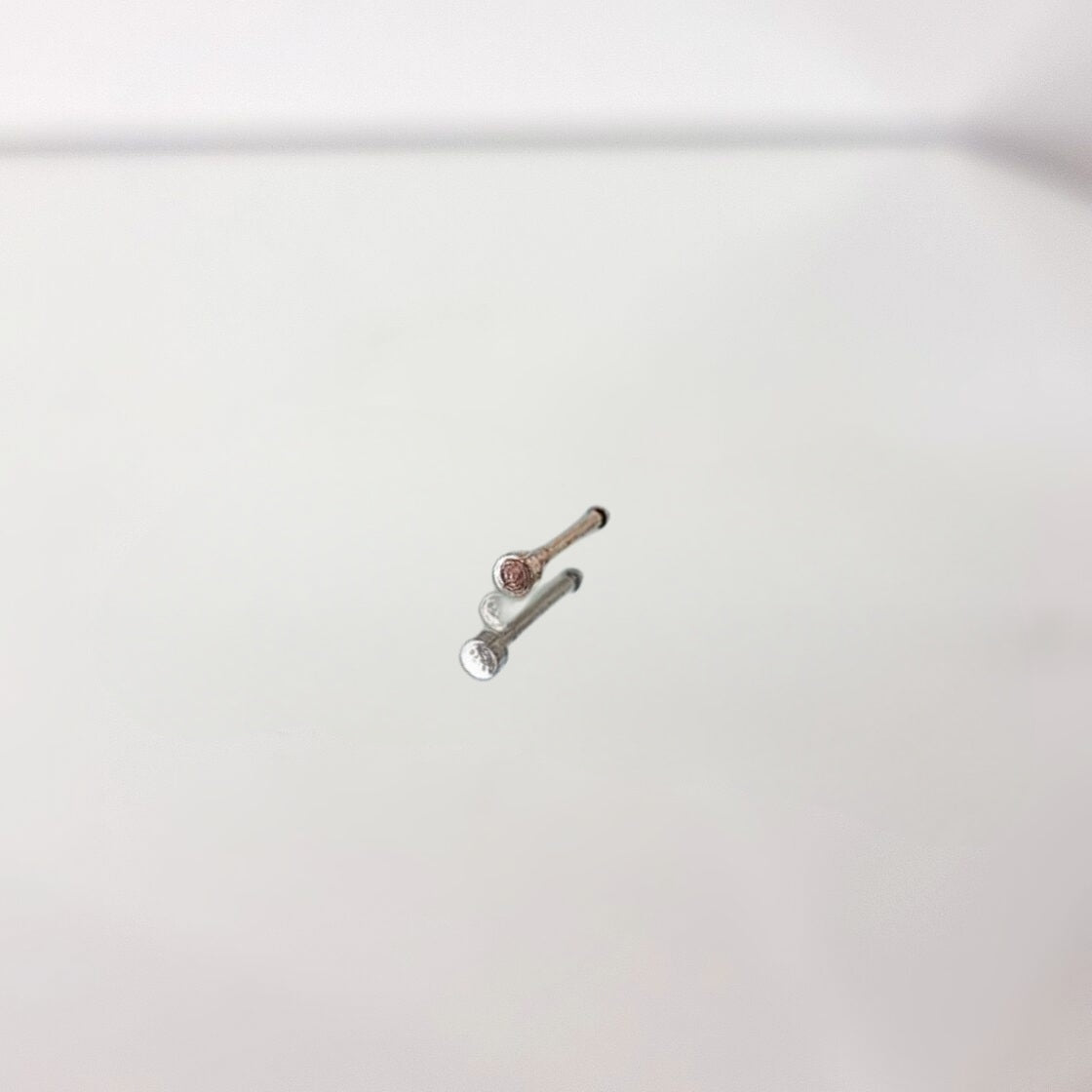 Apzeltīts pīrsings, neizraisa alerģiju, kvalitatīvi pīrsingi, neapsūbē, mitrumizturīgi. Drošs pirkums, ātra piegāde, plašs sortiments, vienkārša atgriešana. Deg…